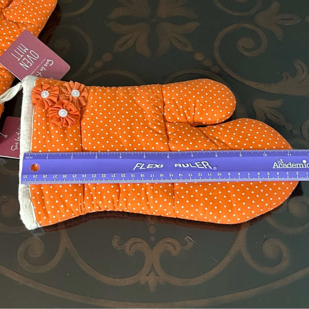 Sur La Table Oven Mitt and Towels Set NWT - Picture 7 of 12